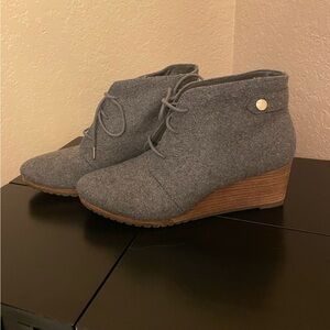 Dr. Scholl’s Gray Lace-Up Ankle Boots with Wedge Heel | EUC